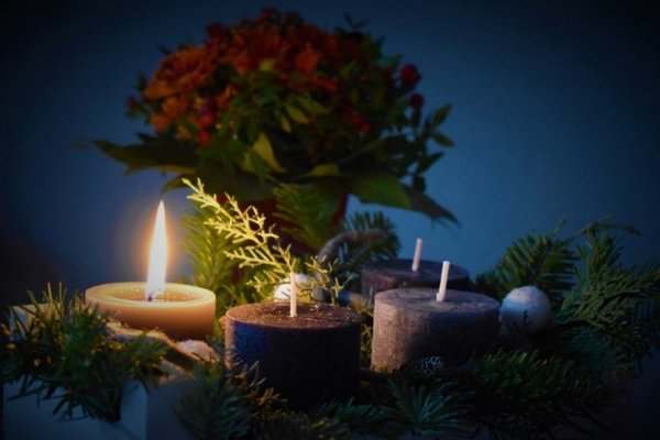 candles-and-flowers